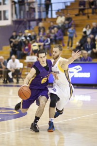 Men's basketball couldn't put up many points in the fourth quarter against Laurentian. (Photo by Ryan Hueglin)